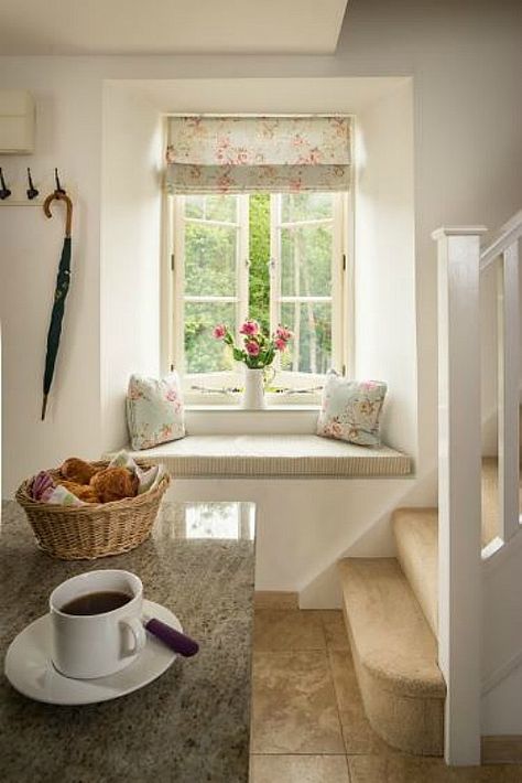 Modern Cottage Kitchen, Cosy Home Decor, Cottage Windows, Country Cottage Decor, Cottage Interior, Cottage Kitchens, Style Cottage, 아파트 인테리어, Cottage Interiors