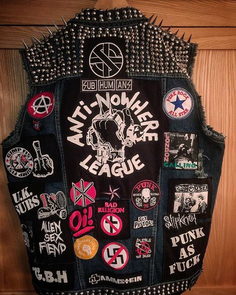 Back Of Battle Jacket, Diy Punk Jacket Ideas, Punk Vest Diy, Battle Vest Punk, Punk Jacket Patches, Punk Jacket Ideas, Punk Jacket Diy, Punk Patch Jacket, Patch Jacket Punk