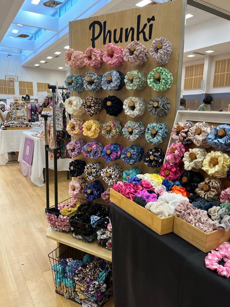 Market Scrunchie Display, Scrunchie Stand Diy, Scrunchie Stall Setup, Diy Scrunchie Display Stand, Scrunchie Board Display, Headband Vendor Display, Hair Bow Display Craft Show Fair Booths, Scrunchie Craft Fair Display, Scrunchie Vendor Display