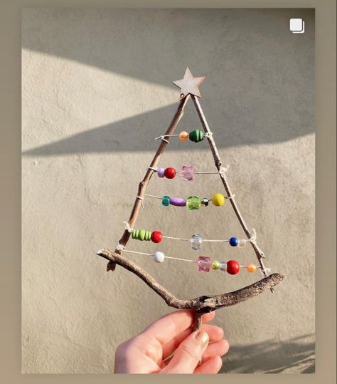 Art Ideas For Kids, Mini Christmas Tree Decorations, Stick Christmas Tree, Yarn Trees, Ornaments To Make, Eco Crafts, Letter Ornaments, Stick Crafts, Themed Decorations