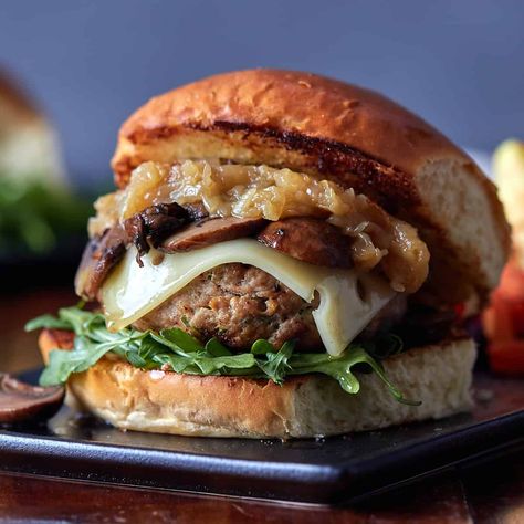 Turkey Burger Recipe, Turkey Patties, Onion Burger, Mushroom Burger, Turkey Burger Recipes, Turkey Cheese, Empanadas Recipe, Turkey Burger, Caramelized Onion