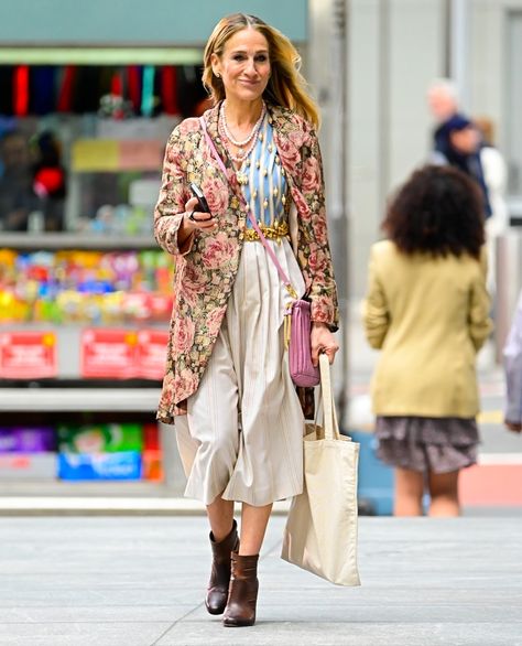 Details on Every 'And Just Like That' Season 2 Outfit - PureWow Creative Style Outfits, Carrie Bradshaw Outfits, Parker Outfit, Carrie Bradshaw Style, Aesthetic Outfits Vintage, Patricia Field, Boho Inspo, Kristin Davis, Aesthetic Outfit Ideas