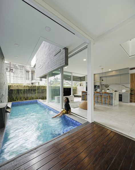 Indoor Pool House, Indoor Swimming Pool Design, Indoor Pools, Modern Small House Design, Indoor Outdoor Pool, Rest House, Modern House Facades, Cozy Room Decor, Indoor Swimming Pools