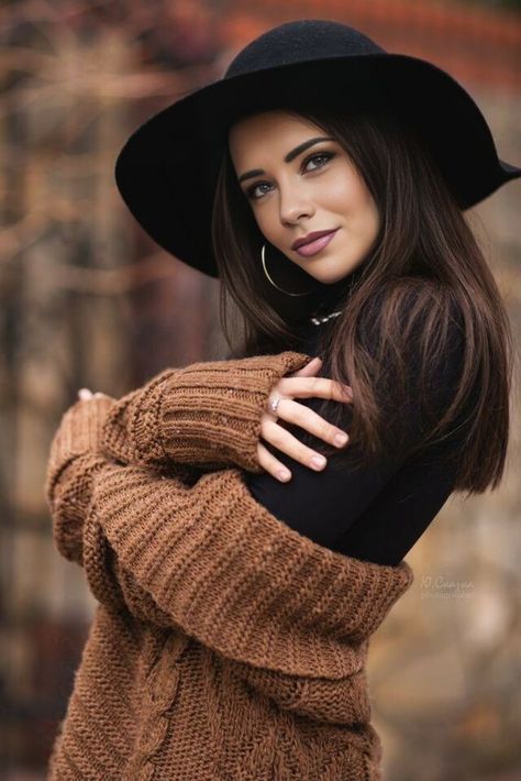 Beautiful Photoshoot Ideas Portraits, Autumn Photography Portrait, Female Portrait Poses, Portret Feminin, Outdoor Portrait Photography, Winter Portraits, Fall Portraits, Beautiful Photoshoot Ideas, Pose Fotografi