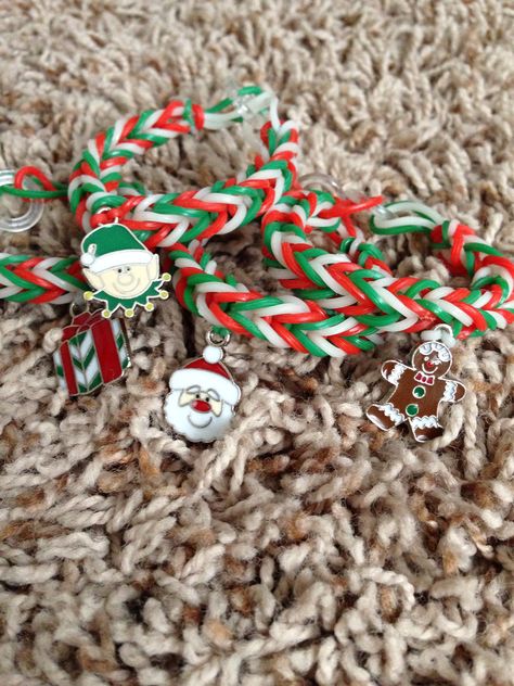 Homemade rubber band Christmas braclets Christmas Rubber Band Bracelets, Rubber Band Bracelet Ideas, Diy Rubber Band Bracelet, Rainbow Loom Christmas, Rubber Band Design, Rainbow Loom Fishtail, Fishtail Bracelet, Rainbow Loom Bracelets Easy, Loom Band Bracelets