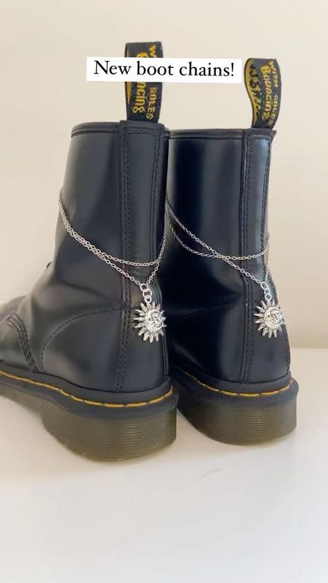 Shoe Decorations Diy, Boot Decorations, Shoe Accessories Diy, Boot Charms, Boot Chains, Shoe Decoration, Witch Diy, Witchy Fashion, Boot Jewelry