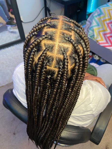 These are medium knotless braids with crisp parts and neat braids. Medium Knotless Braids Middle Part, Medium Parting Chart, Knotless Medium, Medium Knotless Parts, Side Part Knotless Box Braids, Medium Knotless Braids Parting Pattern, Knotless Braids Parting Pattern, Medium Knotless Braids With Curly Ends, Medium Knotless