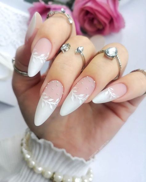 Marry Nails, Almond Nails Designs White, Married Nails, Engagement Nails Acrylic, Pink And White Wedding Nails, Nails Novia, White Nails Wedding, Almondetto Nails, Nail Designs Wedding