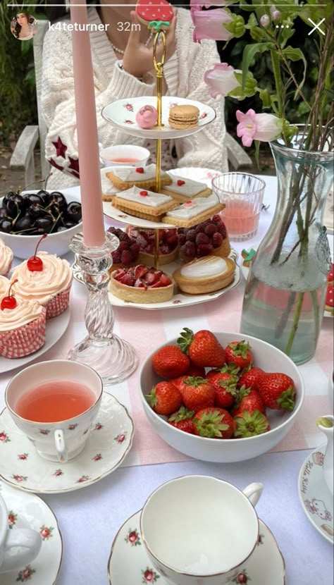 Vintage Floral Tea Party, Bridgerton Dinner Ideas, Tea Party Birthday Snacks, Cute Tea Party Food, Garden Tea Party Wedding Theme, Coastal Tea Party, Cottage Tea Party, Fairy Brunch Party, English Dinner Party