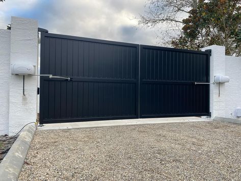 Tongue and groove Aluminum double swing gates #comunello bearing hinges @gateandgardennz Gate Garden, Red Stag, Gates And Fences, Driveway Gate, Tongue And Groove, Gate Design, Auckland, Hinges, Fence