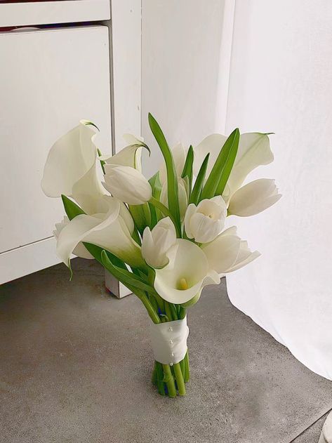 Simple Calla Lily Bouquet, Calla Lily And Tulip Wedding Bouquet, Calla Lily Bridal Bouquet Simple, Cala Lilly Wedding Bouquet White, Calla Lily Floral Arrangements, Lilies Wedding Decorations, Calls Lily Bouquet, White Tulip Bouquet Wedding, White Poppy Bouquet