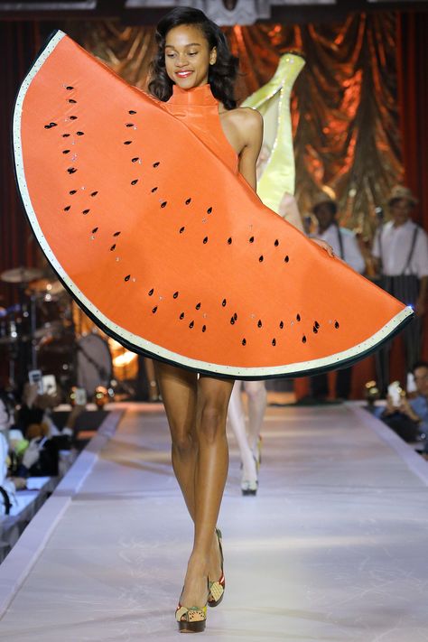 Charlotte Olympia RTW London Spring 2017 ~ watermelon dress.   http://www.vogue.com/fashion-shows/spring-2017-ready-to-wear/charlotte-olympia Pineapple Costume, Fruit Costumes, Outrageous Fashion, Watermelon Dress, Food Costumes, Extreme Fashion, Rococo Fashion, Carmen Miranda, London Fashion Weeks