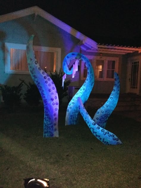 Painted sea monster tentacles... Next to a pirate ship wreck~Halloween Monster Tentacles, Halloween Decorations Outdoor Porch, Pirate Halloween Party, Halloween Decorations Outdoor, Pirate Halloween, Sea Monster, Halloween Yard Decorations, Halloween Yard, Theme Halloween