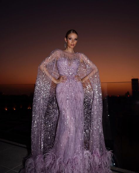 Leonie Hanne on Instagram: “Tonight ✨ So honoured to be here and support @fashiontrustarabia! There are so many Arabic designers I love and admire so much and it felt…” Nikkah Party, Prom Dresses Purple, Gown With Cape, Mermaid Long Bridesmaid Dresses, Feather Gown, Mermaid Prom Dresses Lace, Look Formal, Eve Dresses, Ethnic Outfits