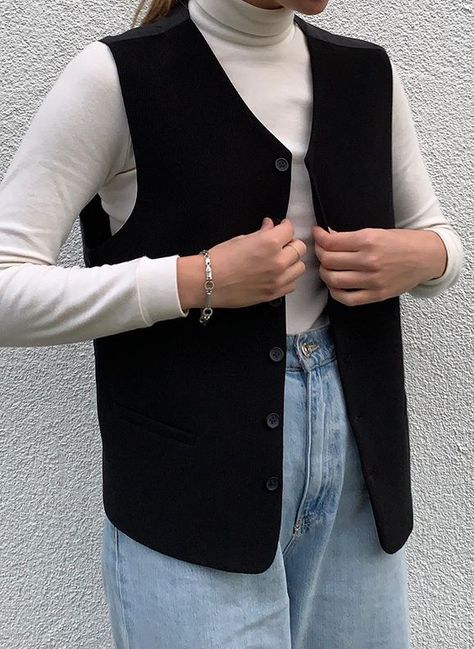 Winter Waistcoat Outfit, Waistcoat Winter Outfit, Long Waistcoat Outfit, Tweed Vest Outfit Women, Waistcoat Outfit Women, Styling Turtlenecks, Black Vest Outfit, Vest Outfit Women, Waistcoat Outfit