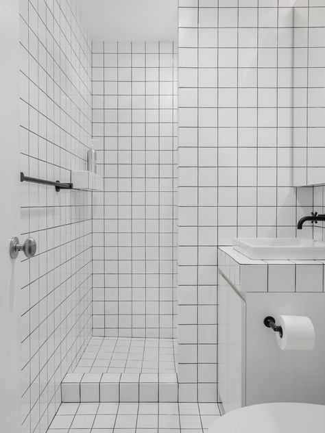 Graphic Tile Bathroom, White Tiles Black Grout, Square Tile Bathroom, Tali Roth, Aesthetic Bathroom Decor, White Square Tiles, Tiled Bathroom, Black Grout, 20 Aesthetic