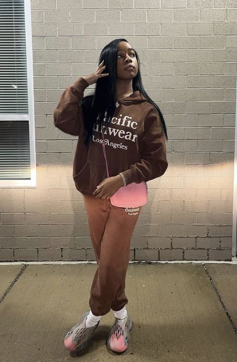 Baddies Brown Foam Runners, Yezzy Shoes Women, Shoes Women Outfit, Runners Outfit, Foam Runners, Yeezy Outfit, Women Outfit, Streetwear Fashion Women