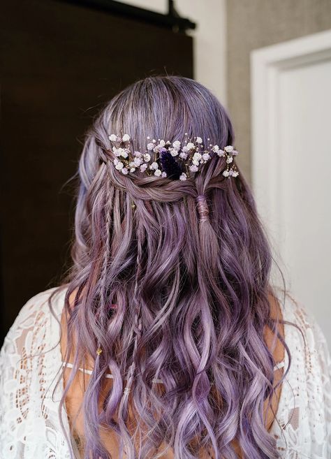 A Whimsical, Music-Festival-Inspired Boho Wedding with Magnificent Manhattan Views Purple Hair Wedding Hairstyles, Lavender Wedding Hair, Purple Wedding Hair, Witchy Wedding Hairstyles, Witchy Wedding Hair, Purple Hair Bride, Half Up Braided Hairstyles Wedding, Messy Half Up Half Down Wedding, Purple Boho Bridal Bouquet