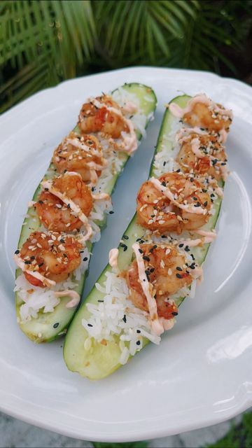 liv carbonero on Instagram: "This sushi recipe floats my boat 🍣⛵️[235 cals 30g protein] - I’ve been seeing “sushi boats” like this all over my explore page so ofc I had to make my own version! This one is sooo yum and a great way to get creative with different toppings and sauces 🤩 - dEATs ✰ 1 cucumber ✰ ~100g rice ✰ 4 oz shrimp ✰ spicy “mayo” (2 tbsp Greek yogurt and siracha) ✰ 1 tsp sesame seeds ✰ soy sauce for topping 1. Cut cucumber in half and scoop out seeds. 2. Pack rice into cuc Cucumber Shrimp Boats, Cucumber Sushi Boat, Cucumber Boats Recipes, Zucchini Sushi, Sushi Boats, Shrimp Zucchini, Cucumber Sushi, 30g Protein, Sushi Boat