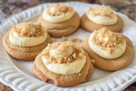 Banana Pudding Cookies: A Delicious Twist on a Classic Dessert Banana Pudding Chessman Cookies, Cookie Swap Recipes, Banana Pudding Cookies, Chessmen Cookies, Pudding Cookies Recipes, Easy Banana Pudding, Macadamia Cookies, Banana Pudding Cheesecake, Creamy Pudding