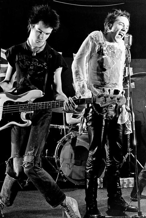 Sid Vicious and Johnny Rotten Jonny Rotten, Punks 70s, Sid And Nancy, 70s Punk, British Punk, Johnny Rotten, Estilo Cholo, Rock & Roll, Punk Culture