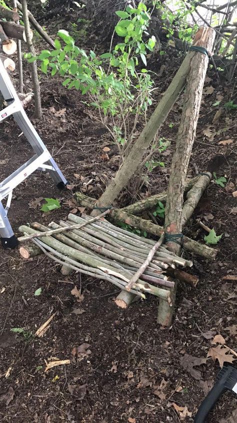 Bush Craft Shelter, Bushcraft Shelter Ideas, Bushcraft Woodworking, Bushcraft Chair, Bushcraft Projects, Bushcraft Shelter, Outdoor Survival Kit, Bush Craft, Camping Shelters