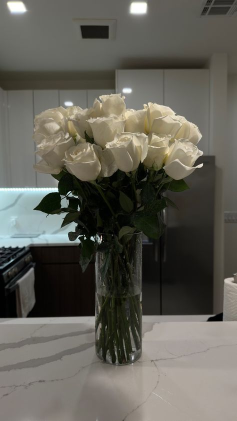 White Rose Centerpiece, Bouquet White Roses, White Rose Centerpieces, Rose Centerpiece, Flowers Kitchen, Long Stem Roses, Luxury Flower Bouquets, Rose Centerpieces, Botanical Decor