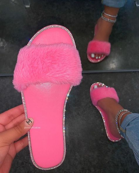 Cute Uggs, Nike Shoes Women Fashion, Fluffy Shoes, Hot Halloween Outfits, Fur Sandals, Best Friend Outfits, Sparkly Heels, Pink Fur, Fashion Slippers