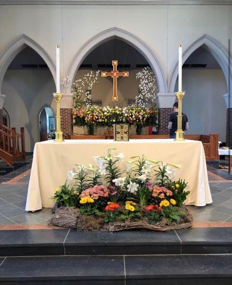 Easter Alter Flowers, Catholic Easter Altar Decorations, Catholic Church Easter Decorations, Easter Altar Decorations, Easter Church Flowers, Easter Arrangements, Alter Ideas, Catholic Easter, Alter Flowers