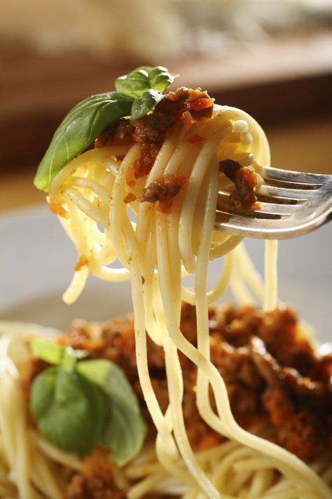 50 receitas de massas para experimentar o sabor da Itália Spaghetti Bolognese Recipe, Healthy Food Guide, Pasta Bolognese, Pasta Bar, Bolognese Recipe, Romantic Meals, Pasta Sauces, Spaghetti Bolognese, Holiday Foods