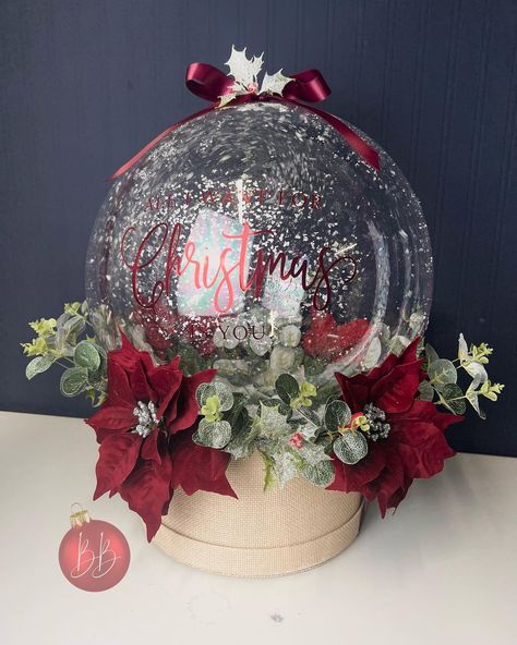 Snow Globe Balloons, Christmas Balloon Bouquets, Christmas Bobo Balloon Ideas, Snow Globe Centerpiece, Baloon Diy, Snowglobe Christmas, Christmas Feels, Bobo Balloon, True Christmas