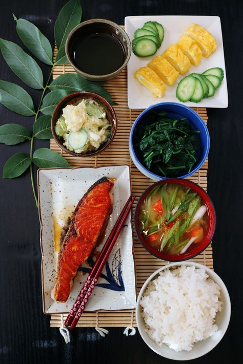 Traditional Japanese Breakfast Traditional Japanese Breakfast, Japanese Breakfast Traditional, Asian Breakfast, Japanese Breakfast, Japanese Food Traditional, Traditional Breakfast, Student Recipes, Healthy Food Motivation, Japanese Cooking