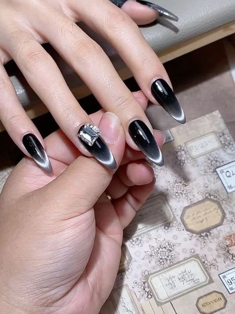 2023 Nail, Nail Techniques, Minimal Nails, Shower Skin Care, Nail Art Designs Videos, Black Nail Designs, Cat Eye Gel, Black Cat Eyes, Cat Eye Nails