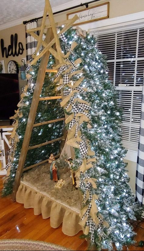 Diy Christmas Manger Ideas, Ladder Nativity Scene, Nativity Scene Tree Display, Diy Nativity Stable Outdoor, Ladder Nativity Christmas Tree, Christmas Stable Nativity Diy, Ladder Christmas Tree With Nativity, Fence Picket Nativity, Pesebres Navidad Ideas Grandes