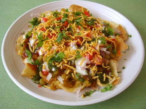 Masala Puri, easy Indian chaat recipe prepared with papdi or puri and ragda (dried peas curry), green and sweet chutney, garnished with onions,tomato and sev. Papri Chaat Recipe, Masala Puri, Ramzan Special Recipes, Chats Recipe, Ramzan Recipe, Chapati Recipes, Roti Recipe, Chaat Recipe, Quick Appetizers