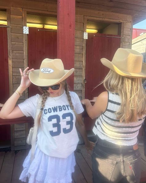 Country, cowgirl, country aesthetic, cowboy boots, cowboy hat, western outfit, fall look Aesthetic Cowboy Boots, Aesthetic Cowboy, Country Aesthetic, Country Cowgirl, Western Outfit, Boots Cowboy, Outfit Fall, Cowboy Hat, Fall Looks