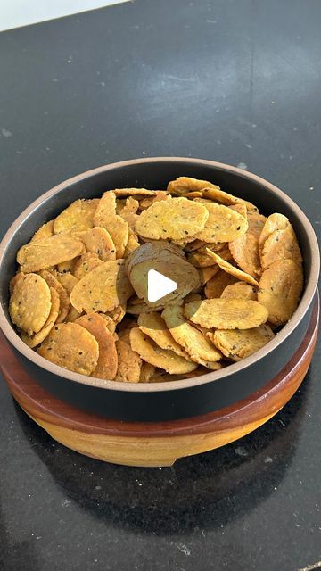 Mathri Recipe Indian Snacks, Diwali Recipes Snacks, Indian Snacks For Kids, Bread Snacks Recipes, Mathri Recipe, Moong Dal Recipe, Devi Sri Prasad, Diet Salad, Pushpa 2