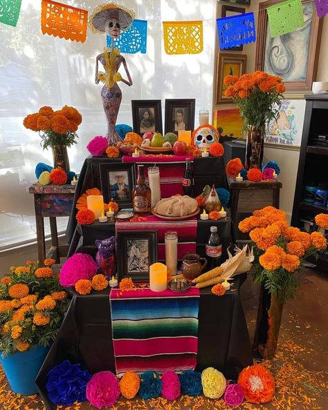 Easy Dia De Los Muertos Altar Ideas, Ofrenda Table Ideas, Offenda Diy, Offrenda Table Ideas Decor, Simple Ofrenda, Backyard Halloween Party, Dia De Los Muertos Party Ideas, Day Of The Dead Altar, Fall Patio Decor