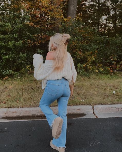 Fall ourfit inspo, fall fashion, flare jeans, chunky knits, casual fall inspo, fall transition outfit Light Wash Flare Jeans Outfit, Flare Jeans Outfit Fall, Flared Jeans Outfit Fall, Flare Jeans Outfit, Nike Shoes Outfits, Jeans Outfit Fall, Light Flare, Fall Transition Outfits, Fall Transition