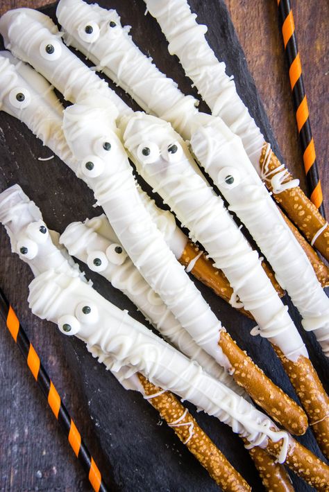 Halloween Mummy Pretzels, Ghost Pretzels White Chocolate, Mummy Pretzel Rods, Frankenstein Pretzels, Chocolate Pretzels Halloween, Mummy Pretzels, Halloween Pretzel Rods, Halloween Pretzels Rods, Fall Party Snacks