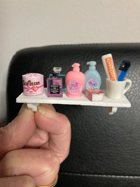 Miniature Bathroom, Box Room, Tiny Stuff, Dollhouse Bathroom, Mini Stuff, Barbie Doll Accessories, Diy Doll Miniatures, Doll House Plans, Mini Doll House