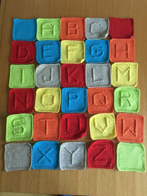 Renske Creatief: HaakIdee Bobbel Granny Squares, letter S; 30 blokken af Letter Granny Square Crochet, Letter Granny Square, Granny Square Letters, Diy Crochet Garland, Letters Haken, Crochet Garlands, Granny Square Pattern Free, Blanket Squares, Crochet Alphabet