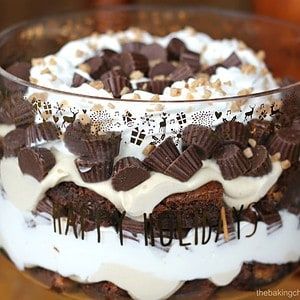 Ultimate Reese's Peanut Butter Cup Brownie Trifle Cup Brownie, Chocolate Oreo Cheesecake, Cheese Desserts, Peanut Butter Cup Brownies, Brownie Trifle, Reese's Peanut Butter Cup, Brownie Cups, Peanut Butter Mousse, Cream Cheese Desserts