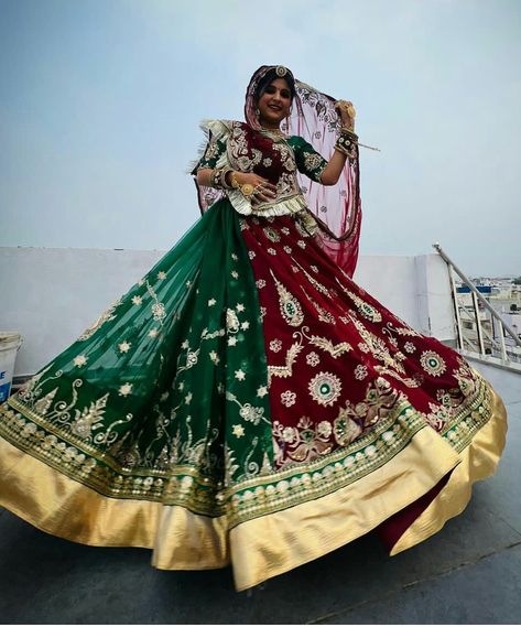 Rajasthani Outfit, Gujarati Lehenga, Girl Posed, Rajasthani Poshak, Stylish Lehenga, Red Green Dress, Rajasthani Bride, Rajasthani Dress