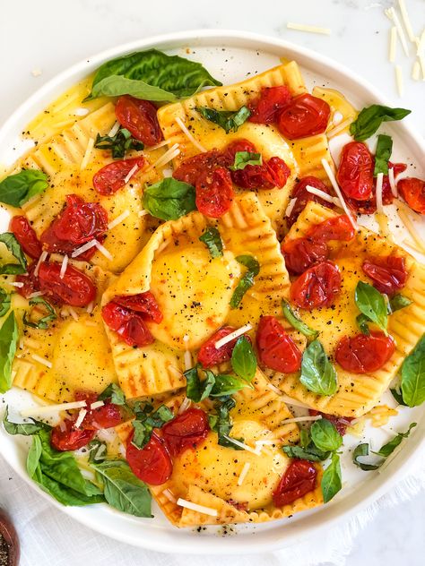 Cheese stuffed ravioli tossed in an easy, fresh, homemade cherry tomato pasta sauce and topped with fresh basil, parmesan, and cracked pepper. Tomato Ravioli, Stuffed Ravioli, Tomato Caprese, Cherry Tomato Sauce, Marley Spoon, Baked Asparagus, Cooking Tomatoes, Cheese Ravioli, Roasted Tomato