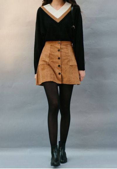 Korean fashion - v-neck striped top, brown suede skirt, stockings and black boots Brown Suede Skirt, Brown Skirt, 2016 Trends, Korean Fashion Trends, Suede Skirt, 가을 패션, Mode Vintage, Korean Outfits, Mode Inspiration