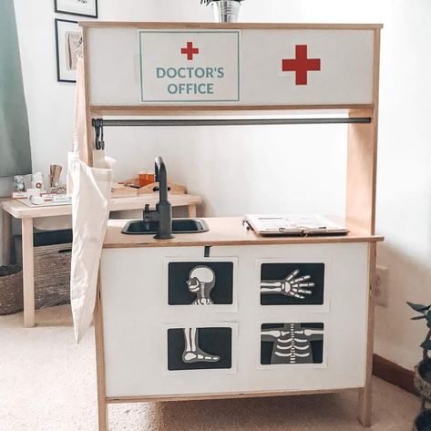 Diy Play Doctor Office, Dramatic Play Stations, Hospital Role Play Area Eyfs, Dramatic Play Centers Preschool, Doctor Role Play, Dramatic Play Themes, Home Day Care, Role Play Areas, Community Helpers Preschool