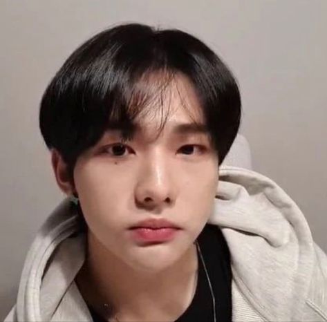 Hyunjin Short Black Hair, Hyunjin Black, Black Hair Short, Icons Hyunjin, Short Black Hair, Stay Kids, Short Hair Black, Felix Lee, Hair Icon