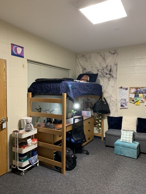 Dorm Room With Desk Under Bed, College Loft Bed Ideas, Dorm Room Ideas With Lofted Bed, Dorm Loft Bed Ideas, Male Dorm Room Ideas Colleges, Male Dorm Room, Beedrom Ideas, Male Dorm Room Ideas, Desk Under Bed