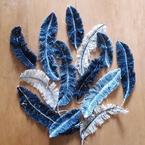 Denim feathers! Aren't these fantastic? They're really fun to make, can be used in a zillion different ways, and are a great way upcycle old denim jeans or jackets. Let's get making! Återvinna Jeans, Artisanats Denim, Hantverk Diy, Feather Diy, Denim Crafts Diy, Diy Jeans, Blue Jeans Crafts, Denim Jewelry, Denim Projects